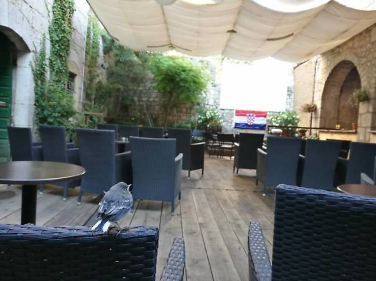 Discover the hidden courtyard of Caffe Bar Nu