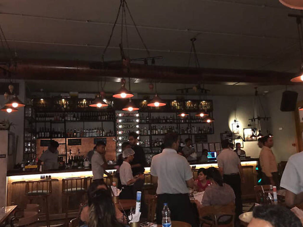 10 Best Bars and Pubs in Mumbai for a Night Out and Chilled Drinks