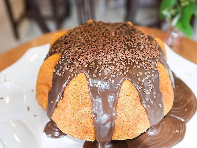 Bolo de cenoura e brigadeiro Carlotta Cake Boutique Bolo de cenoura e brigadeiro Carlotta Cake Boutique