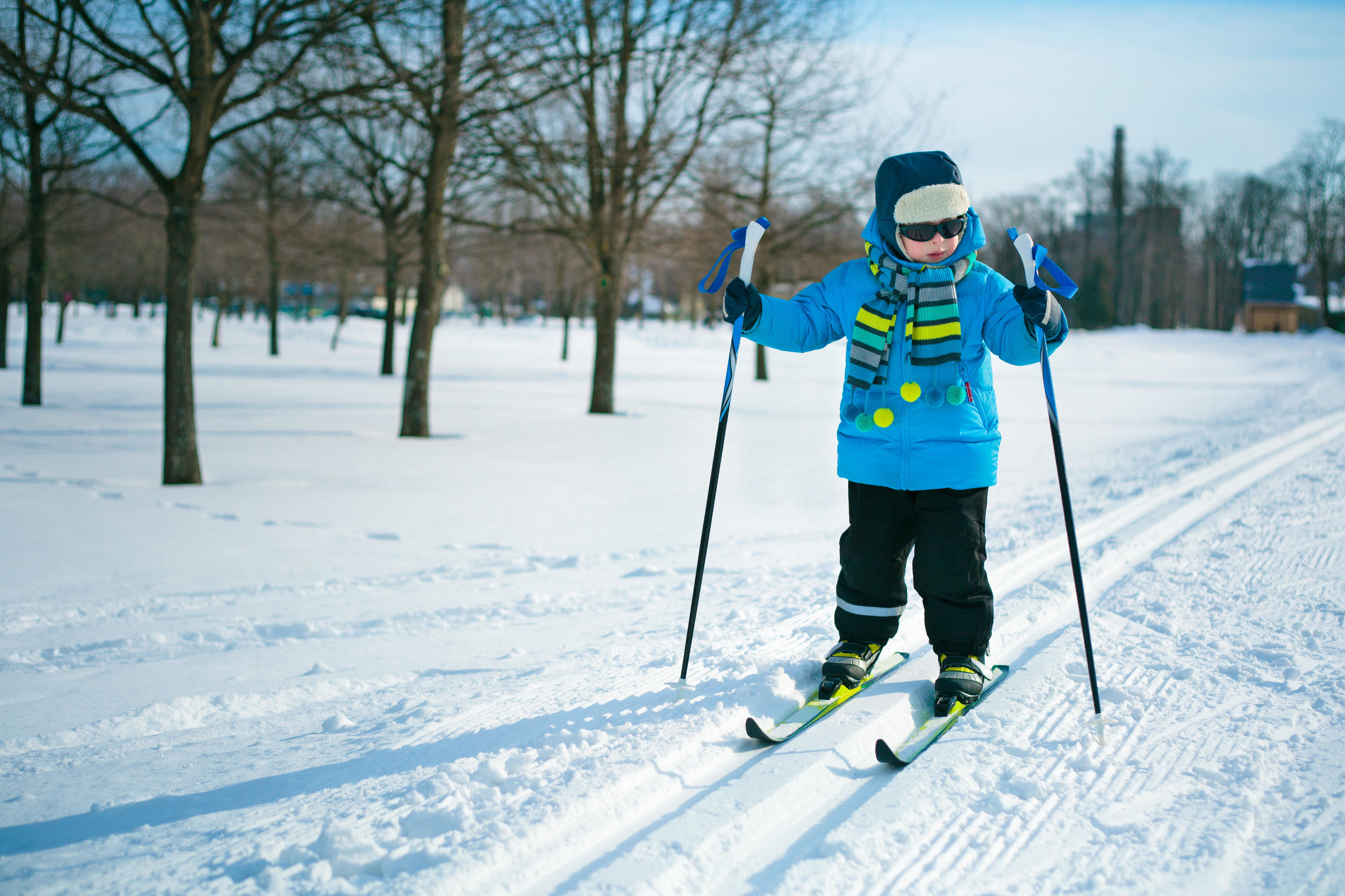 Маленькие лыжники. Дети на лыжах. Дети катаются на лыжах. Катание на лыжах. Дети на беговых лыжах.