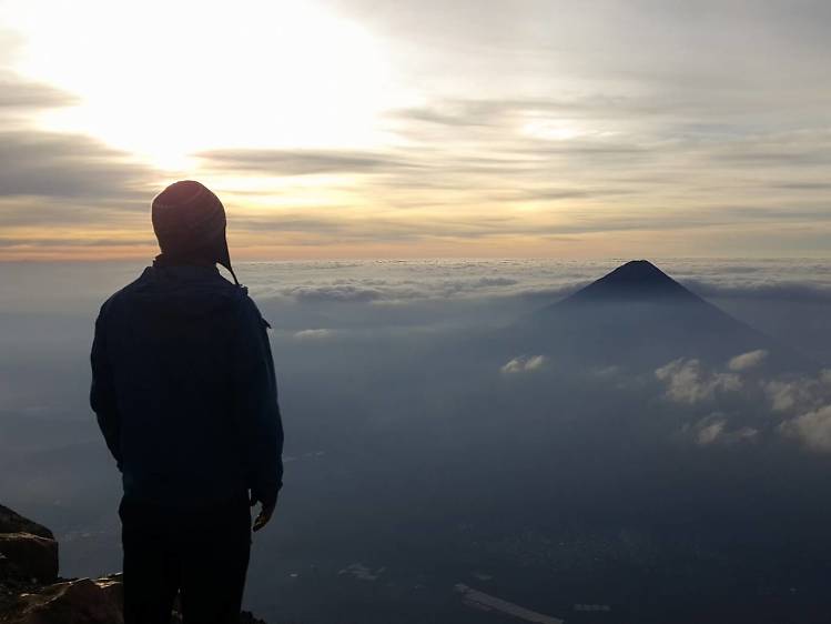 Savourer des guimauves rôties sur de la lave chaude sur le volcan Pacaya