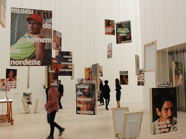 Bajo un mismo sol: arte de América Latina hoy Carteles para el Museo del Hombre del Nordeste, Jonathas de Andrade (Maceló, Brasil)
