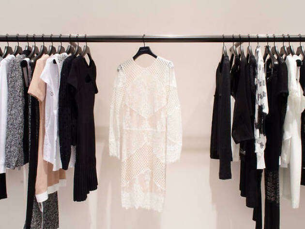 Ce week-end à Pantin, énorme braderie de fringues de luxe pour la bonne cause ! © Hannah Bourne