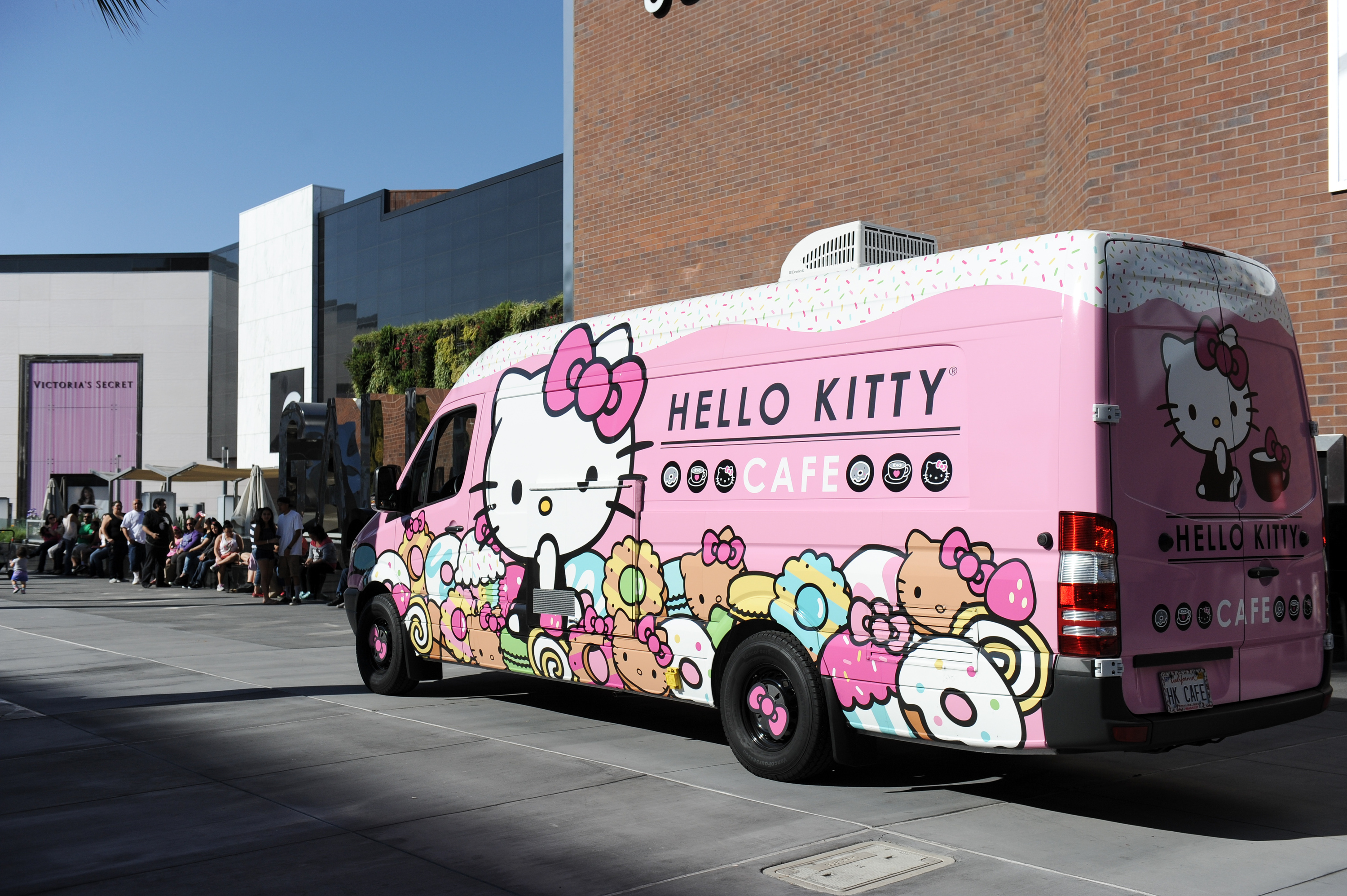 Hello machines. Hello Kitty машина. Машина Хэллоу Китти. Машина с Хеллоу Китти. Автомобиль в стиле hello Kitty.