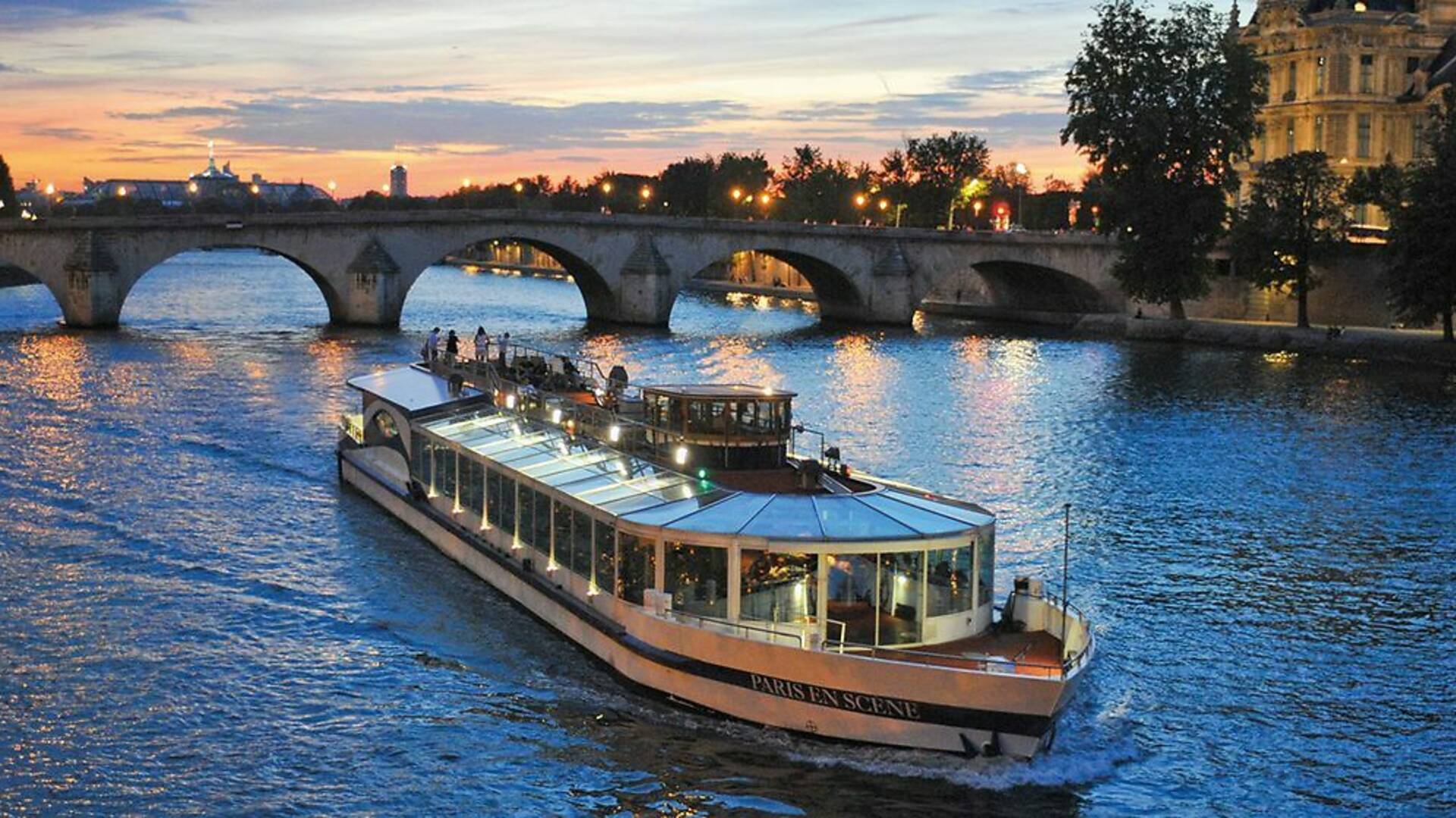 paris river cruise stops