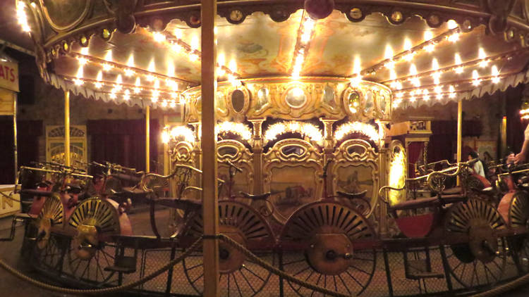 Le manège de vélocipèdes penchés au musée des Arts Forains