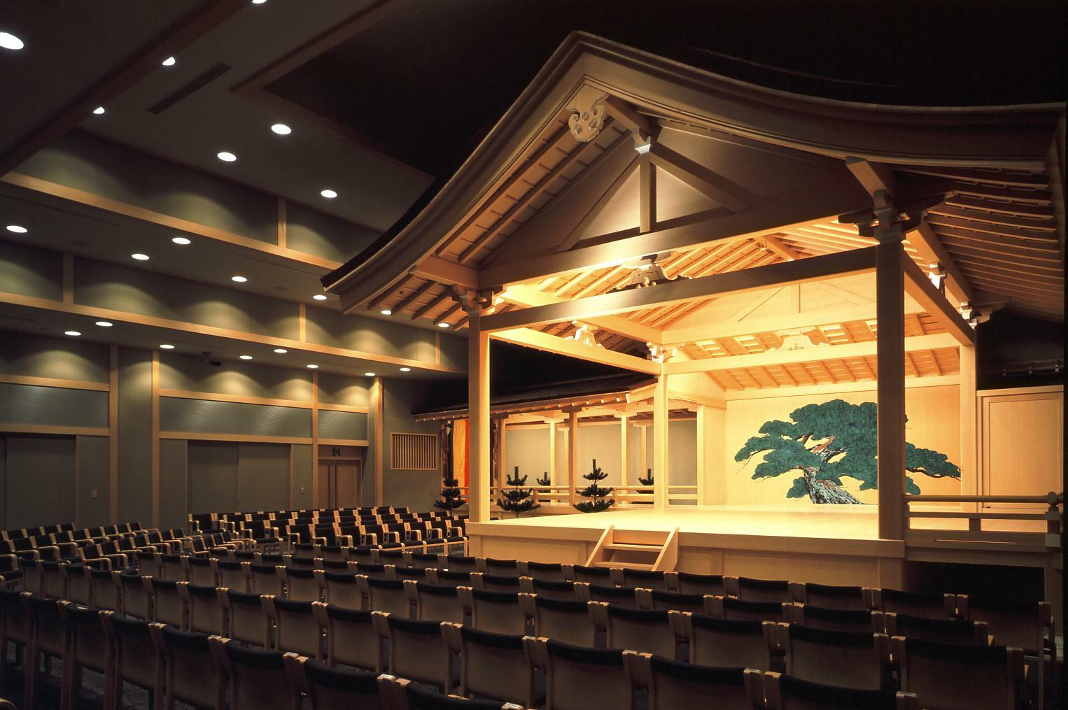Актовый зал в театре. Театр ногаку в Японии. Театр Кабуки Токио. Театр Гиндза Япония. Актовый зал в Японии.