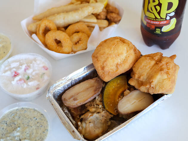 Hangi Jax A box of meats, vegetables, stuffing and fried bread with sides