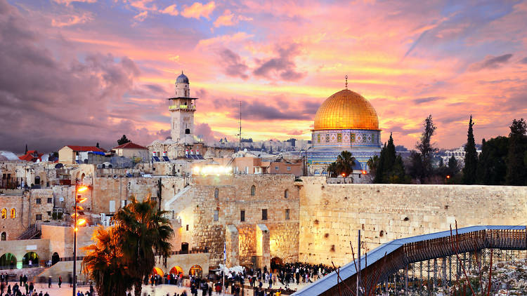 Observe  Judaism's holiest site on earth - the Wailing Wall