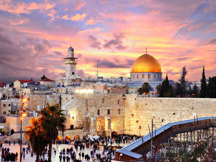 Observe  Judaism's holiest site on earth - the Wailing Wall