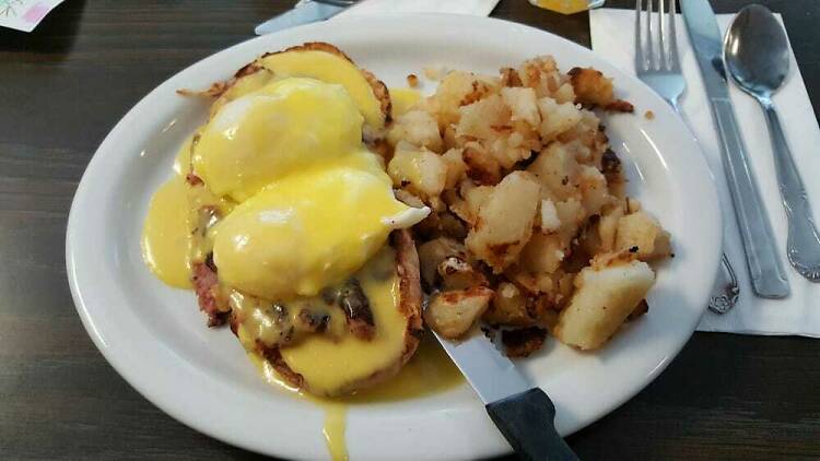 Nat's Early Bite Coffee Shop diner in Sherman Oaks breakfast eggs Benedict