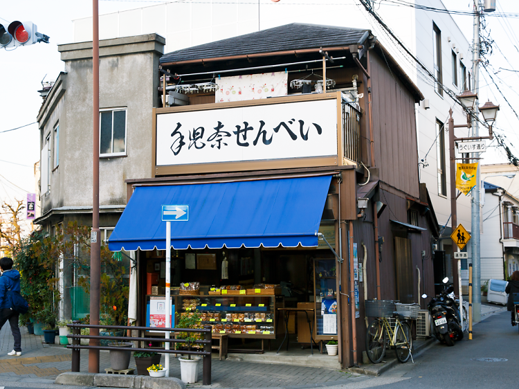 手焼き煎餅を選ぶ。