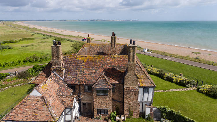 A Tudor mansion by the sea 