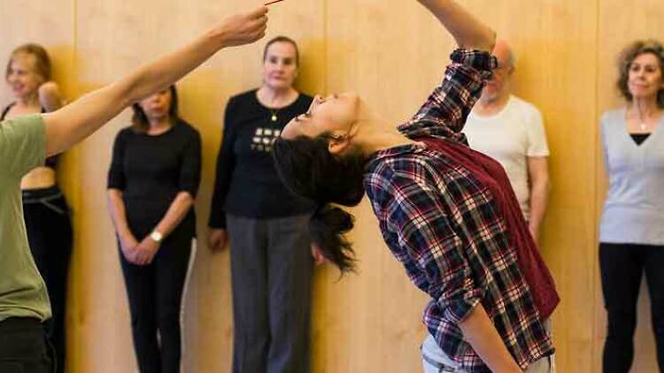 Talleres de danza para personas inquietas: La danza minimalista Talleres de danza para personas inquietas: La danza minimalista