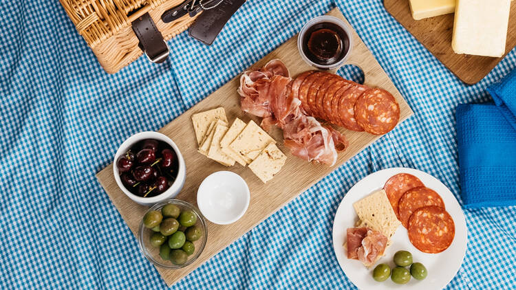 Cured meats and crackers