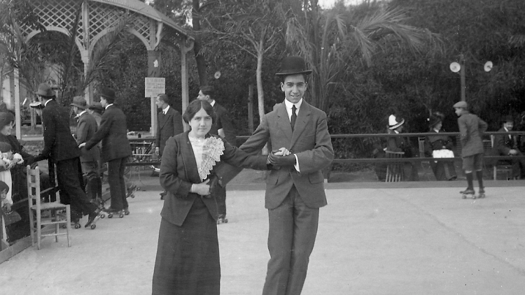 Senyoreta Triadó patinant al Turó Park, 1912
