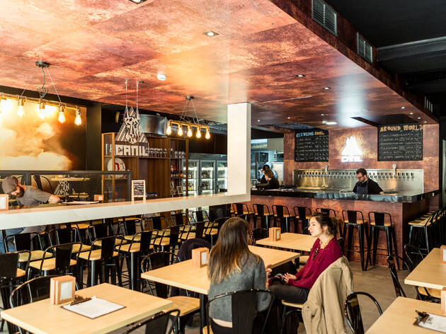 No novo bar da cidade há mais de 100 cervejas à escolha No novo bar da cidade há mais de 100 cervejas à escolha