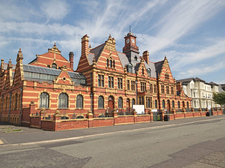 Taste beer in an empty swimming pool at Victoria Baths