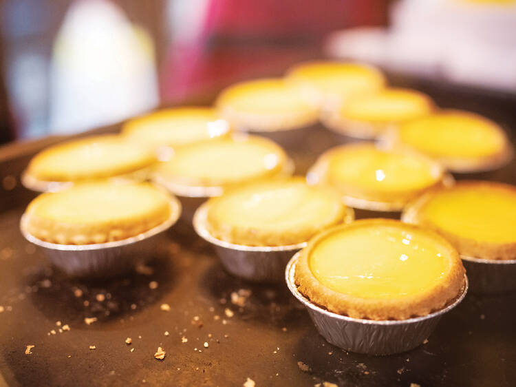 Enjoy an egg tart at Tai Cheong Bakery