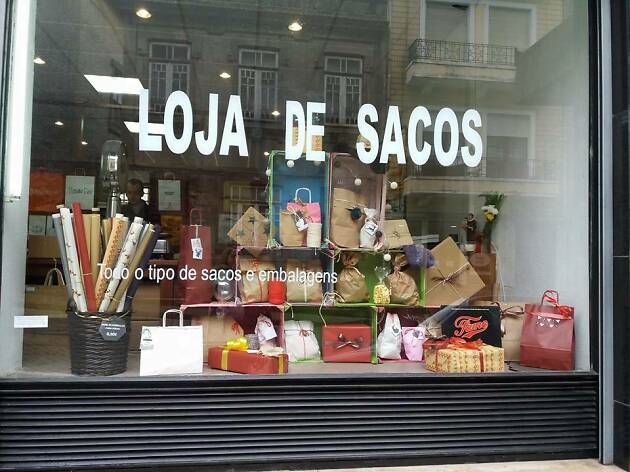 Loja dos Sacos A montra da Loja dos Sacos