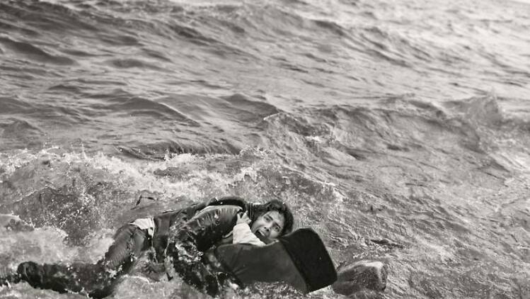 Samuel Aranda, Mujer refugiada y su hijo caen al agua durante desembarco. Lesbos, Grecia 2015