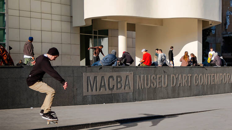 Patinadors al MACBA