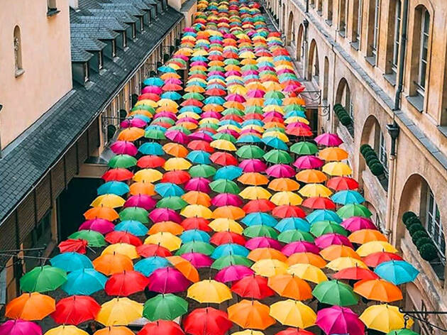 800 parapluies multicolores suspendus en plein 8e arrondissement ! 800 parapluies multicolores suspendus en plein 8e arrondissement !