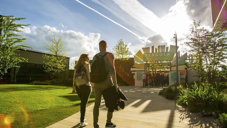 Two people walking towards Pergola Paddington