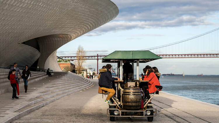 Carro para pedalar e beber junto ao MAAT