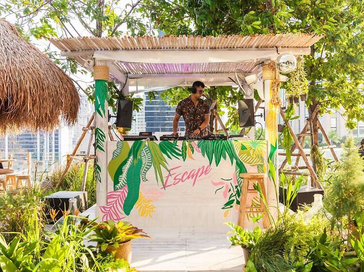 Enjoy beachclub vibes without leaving the city