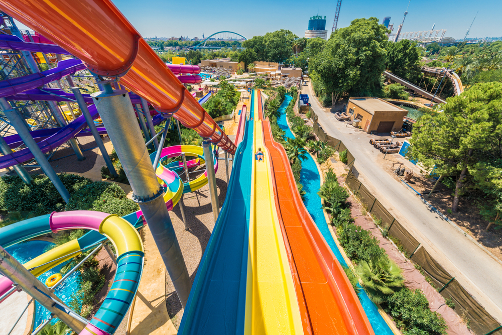 Zona de juegos para niños en el interior del parque de atracciones con bolas  de colores