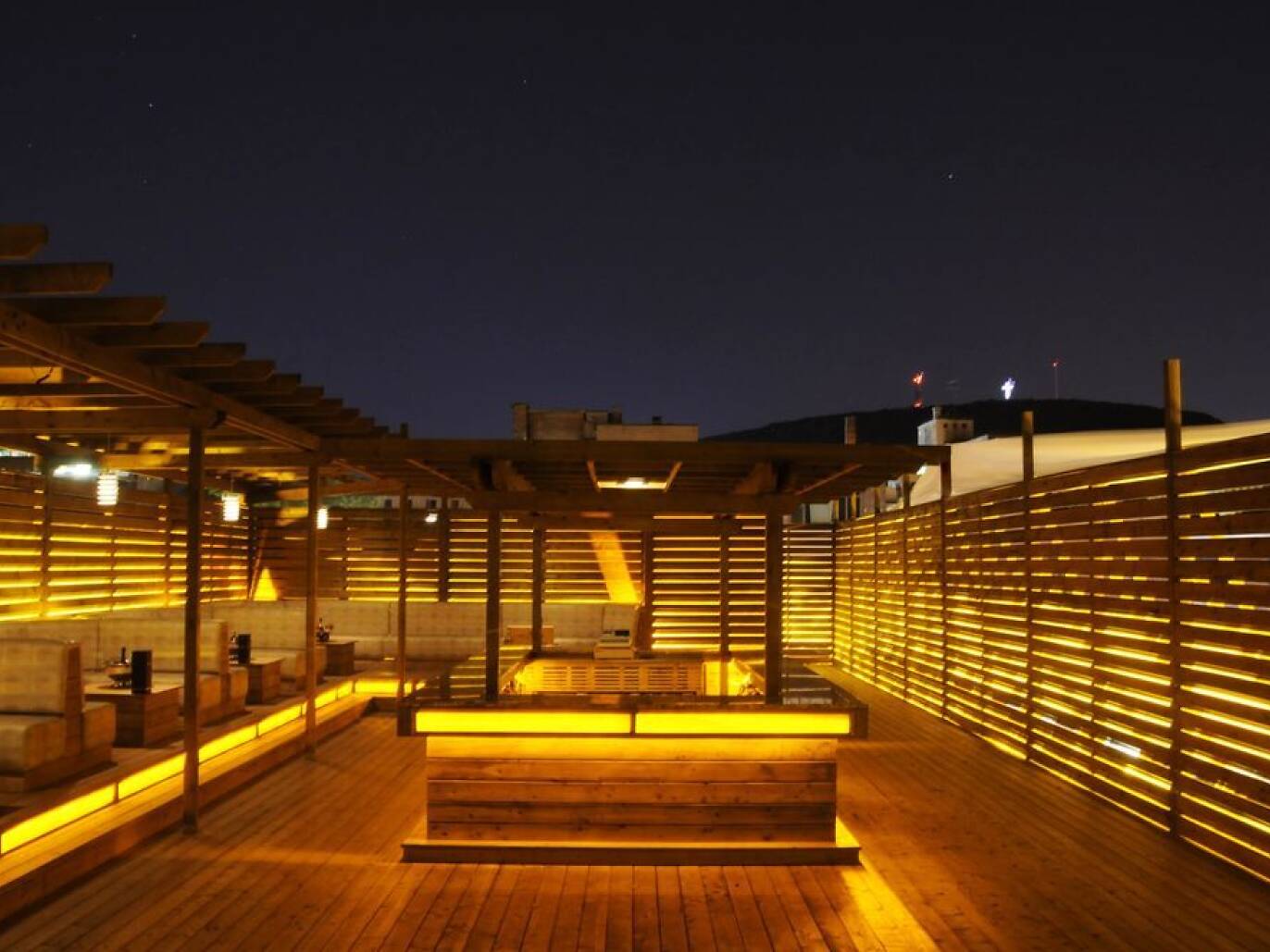 23 Best Rooftop Bars in Montreal To Check Out For Booze with Views