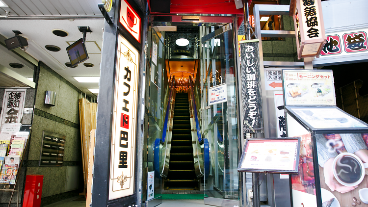 東京、不思議な入り口の店