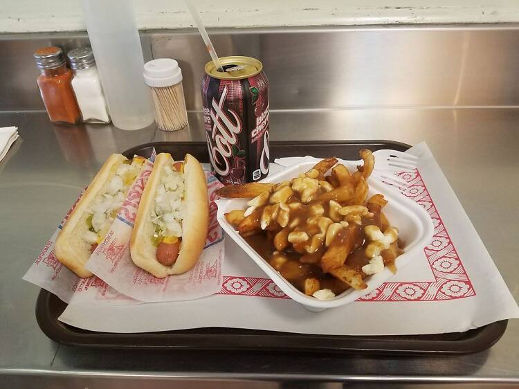 Un hot-dog steamé au Montréal Pool Room