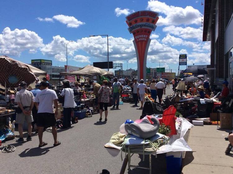 Comment aller à marché aux puces 5 etoiles à Montréal en Bus ?