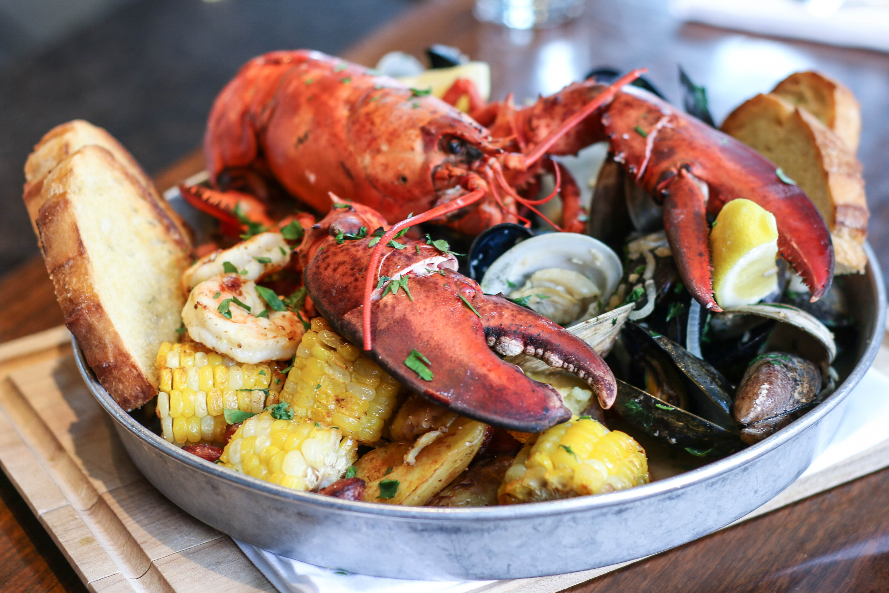 21 Best Seafood Restaurants Montreal Offers To Try Tonight