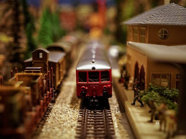 model train model train