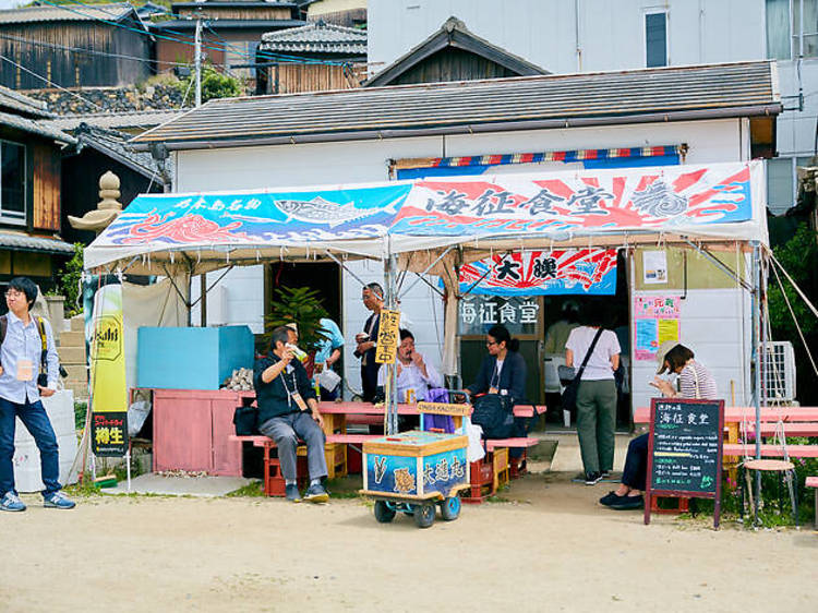 漁師の店で乾杯する。