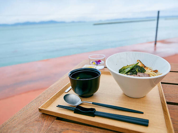 海風とランチする。