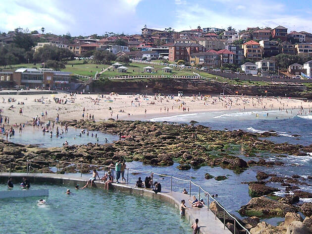 Bronte Beach Bogey Hole Crowd on the sand and in the water at Bronte Beach