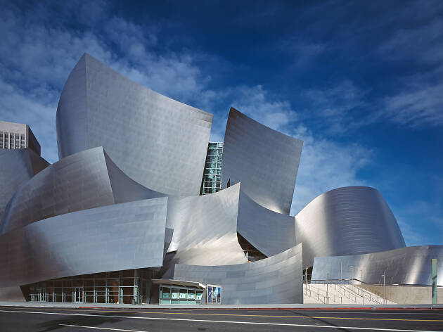 6. Explora el retorcido exterior del auditorio Walt Disney 6. Explora el retorcido exterior del auditorio Walt Disney