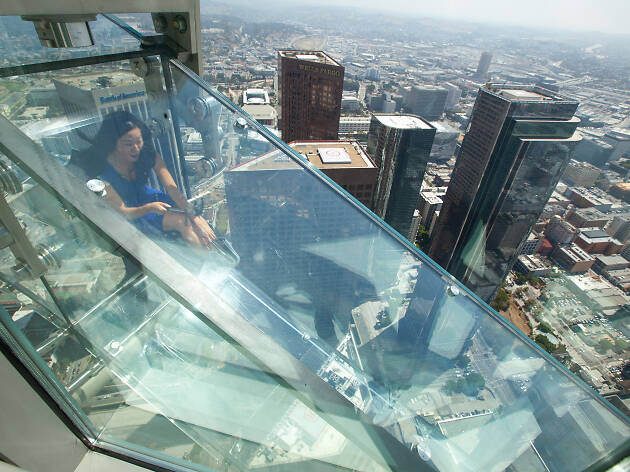 11. Desciende por el SkySlide en el OUE Skyspace L.A. 11. Desciende por el SkySlide en el OUE Skyspace L.A.
