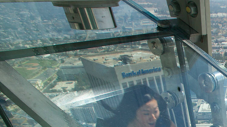 Desciende por el SkySlide en el OUE Skyspace L.A.