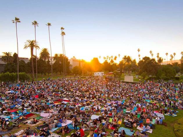 20. Ver películas en un cementerio de Cinespia 20. Ver películas en un cementerio de Cinespia