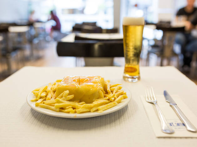 05. Prueba la mejor francesinha de la ciudad en el Café Santiago 05. Prueba la mejor francesinha de la ciudad en el Café Santiago