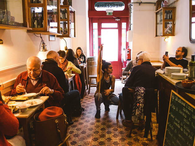 11. Espera tu turno para una cena increíble en Taberna da Rua das Flores 11. Espera tu turno para una cena increíble en Taberna da Rua das Flores