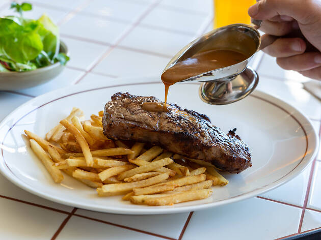 Ambervale Hotel Ambervale Hotel's steak and chips with gravy being poured