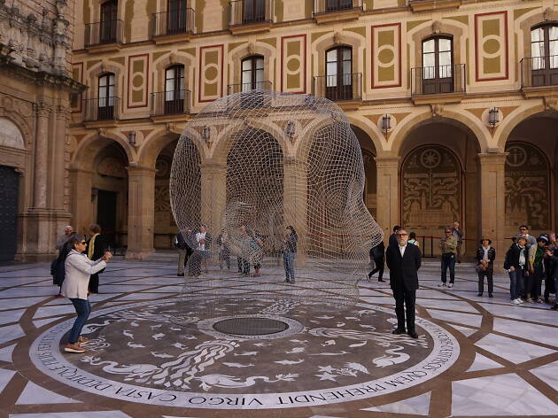 Jaume Plensa a Montserrat Jaume Plensa instal·la una escultura a Montserrat