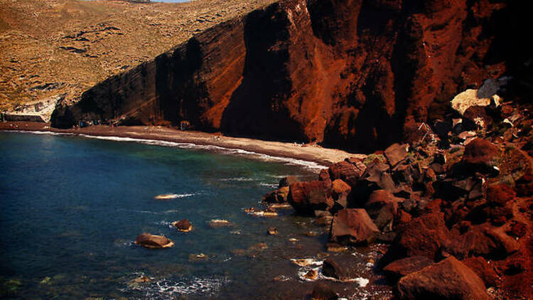 8. Se dorer la pilule sur le sable rouge de la red beach 