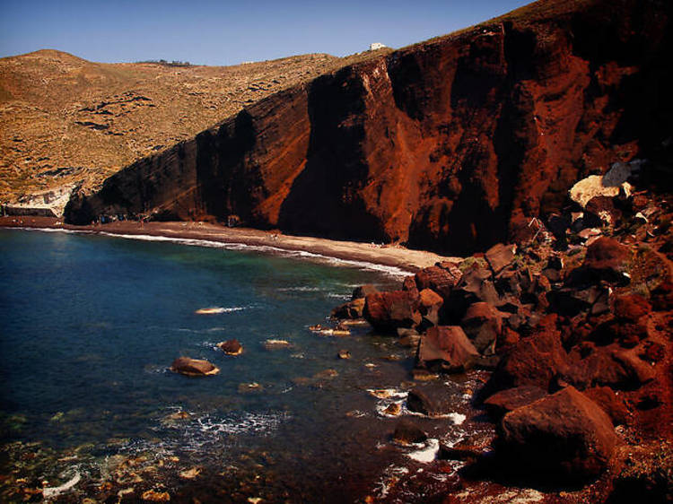 8. Se dorer la pilule sur le sable rouge de la red beach 